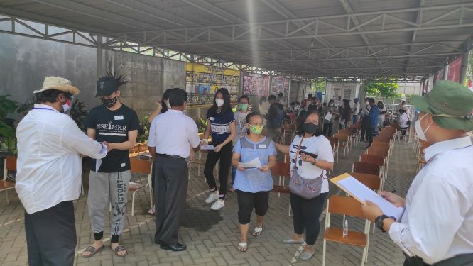 Petugas Mengatur  Antrian Peserta